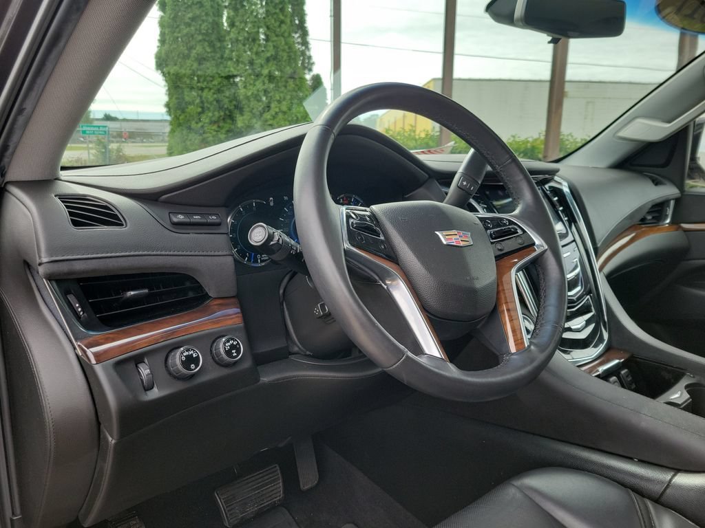 Used 2017 Cadillac Escalade Luxury AWD/4WD image 23