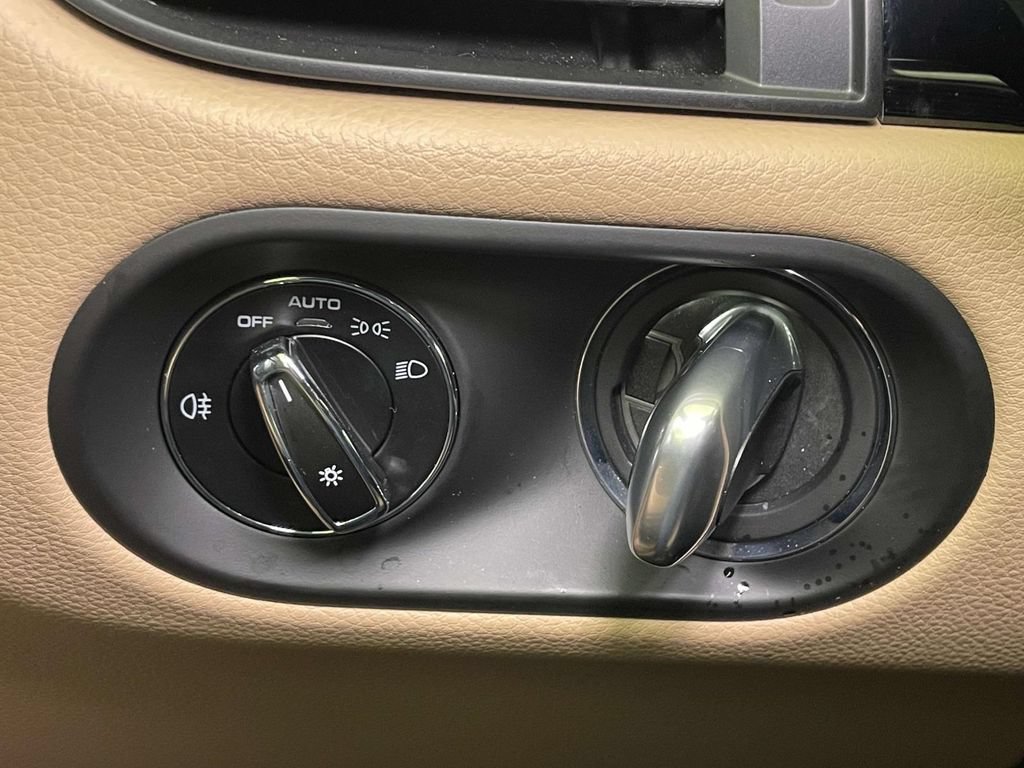 Certified 2025 Porsche Macan AWD/4WD image 44