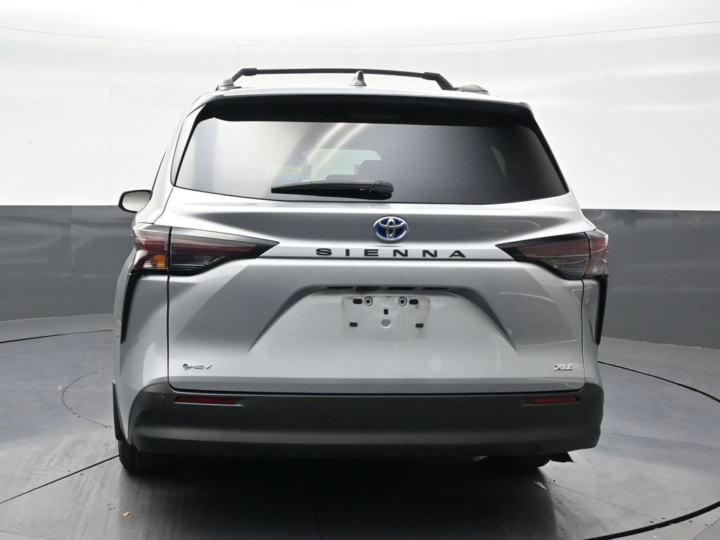 Used 2025 Toyota Sienna XLE image 4