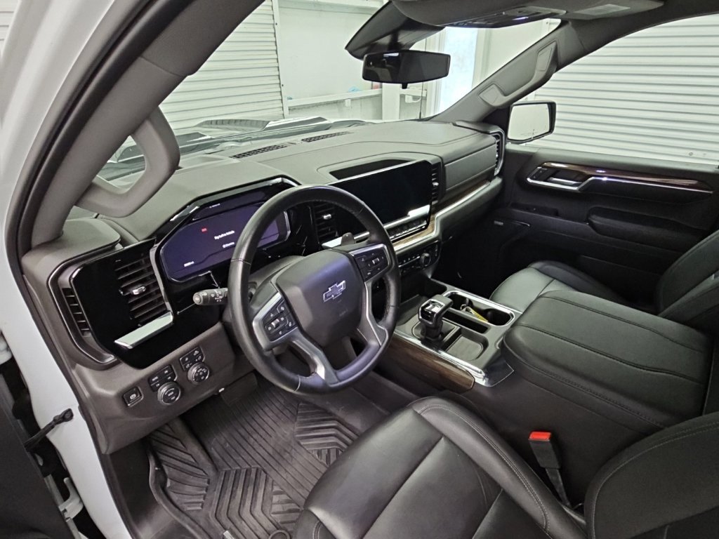 Used 2024 Chevrolet Silverado 1500 LT Trail Boss w/ LT Trail Boss Premium Package AWD/4WD image 12