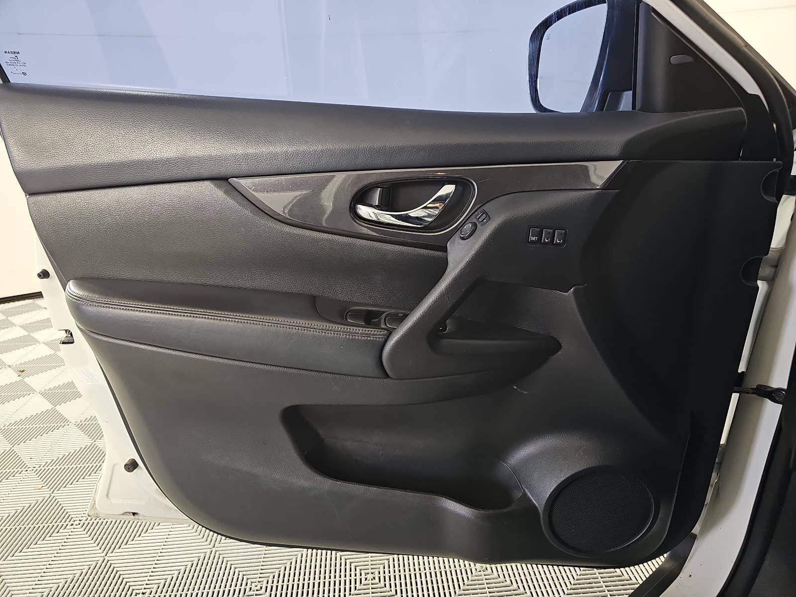 Used 2018 Nissan Rogue SV w/ Premium Package FWD image 25