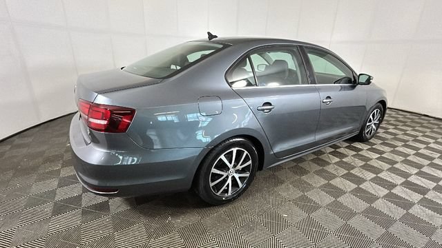 Used 2017 Volkswagen Jetta SE FWD image 2