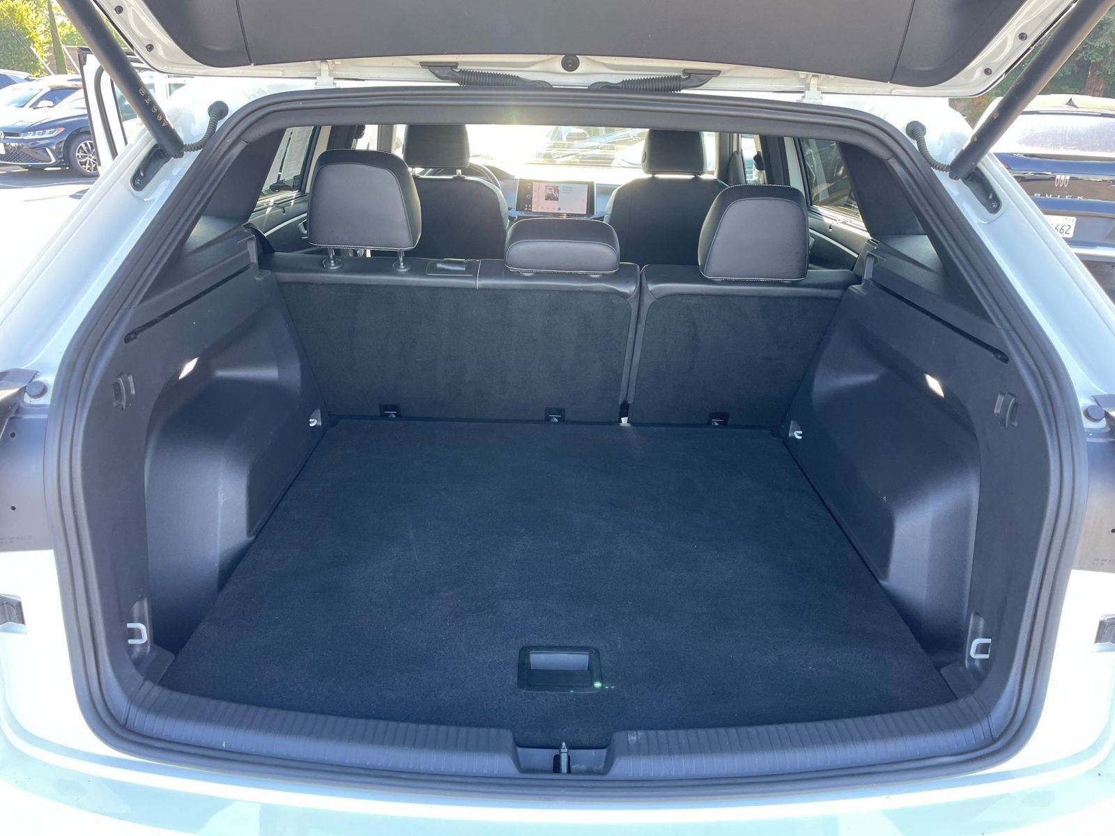 Used 2025 Volkswagen Atlas Cross Sport SE image 32