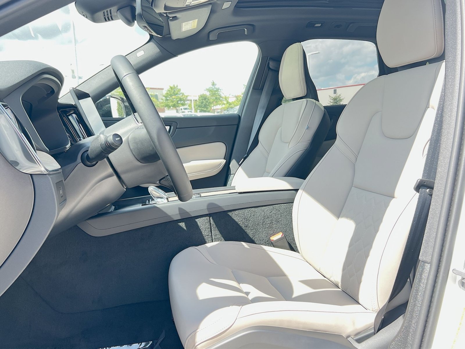 New 2026 Volvo XC60 B5 Plus w/ Protection Package Premier AWD/4WD image 19