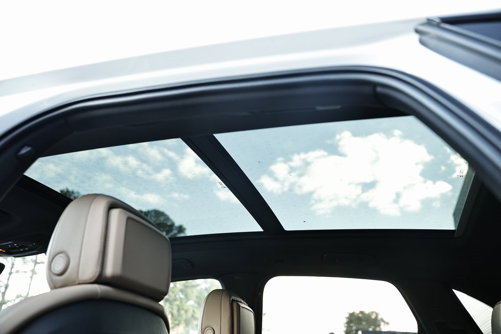 Certified 2025 Porsche Cayenne w/ Premium Package Plus image 23