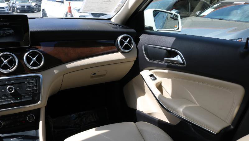 Used 2020 Mercedes-Benz GLA 250 4MATIC w/ Premium Package image 17