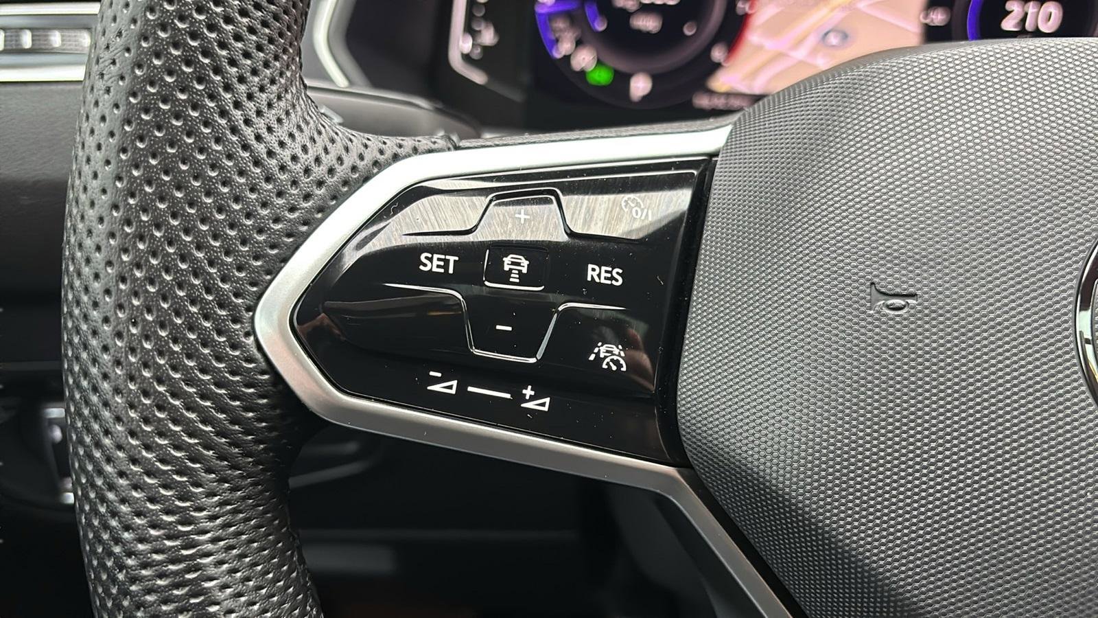 Used 2024 Volkswagen Tiguan SEL R-Line image 16