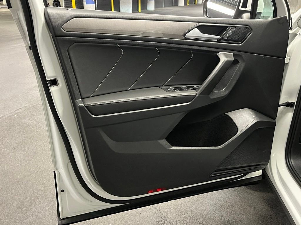 Used 2023 Volkswagen Tiguan SE w/ Panoramic Sunroof Package FWD image 19