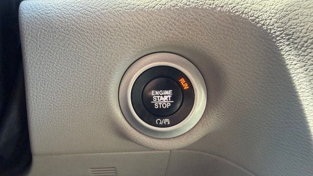 Used 2017 Chrysler Pacifica Touring Plus w/ Tire & Wheel Group FWD image 28