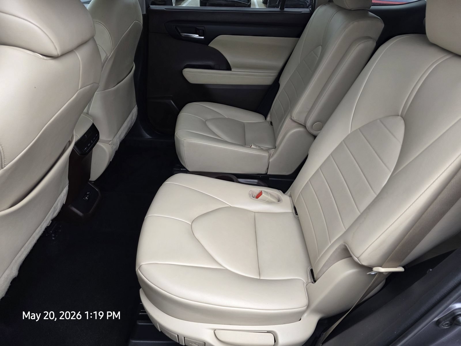 Used 2021 Toyota Highlander XLE FWD image 17