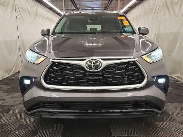 Used 2022 Toyota Highlander XLE AWD/4WD image 2
