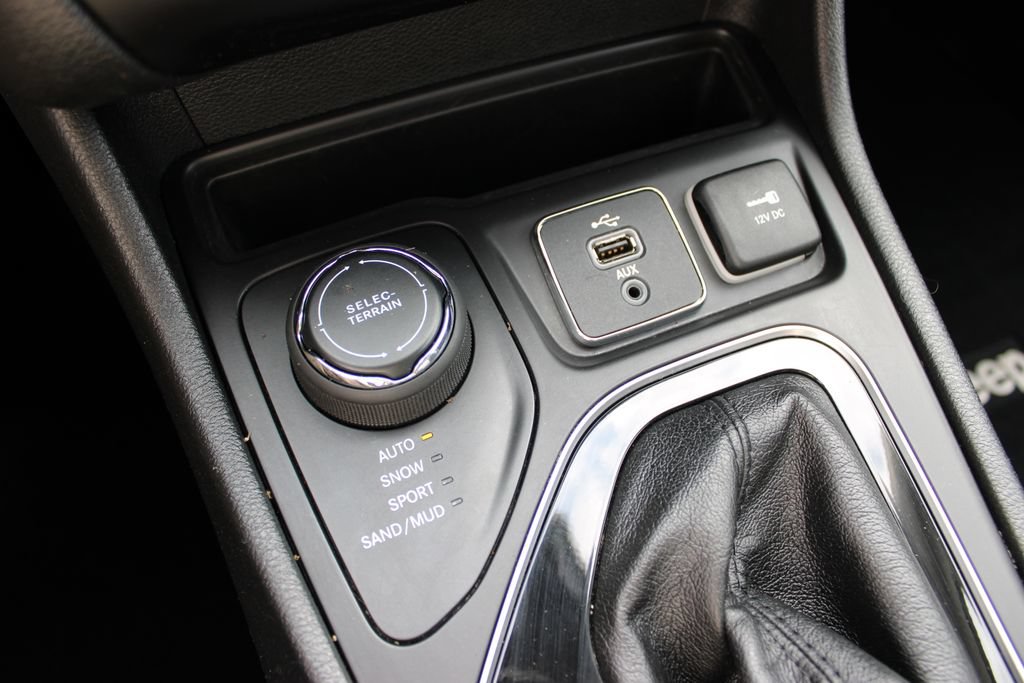 Used 2019 Jeep Cherokee Limited w/ Luxury Group AWD/4WD image 27