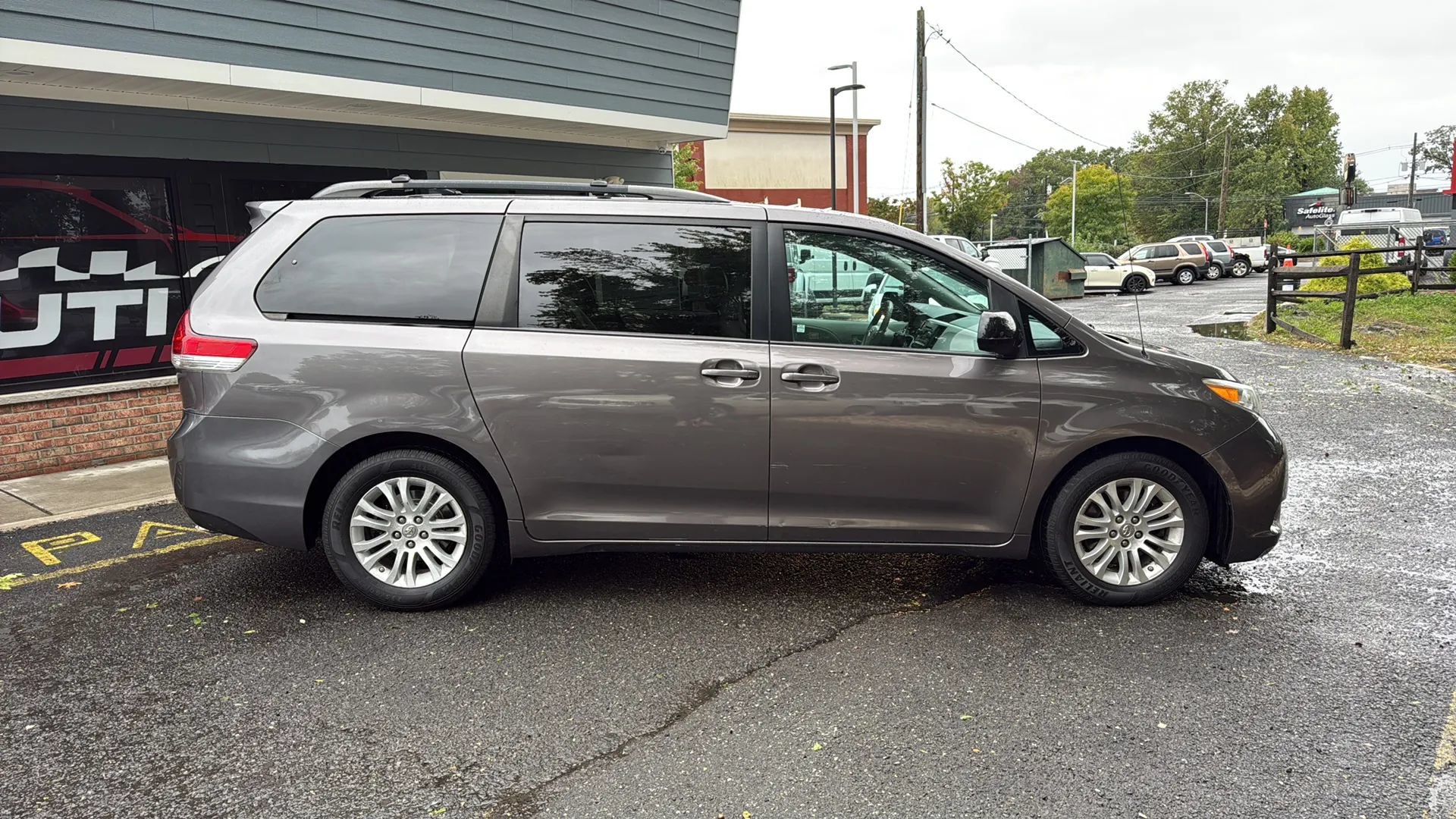Used 2013 Toyota Sienna XLE FWD image 4