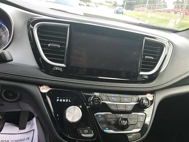 Used 2025 Chrysler Pacifica Limited FWD image 6