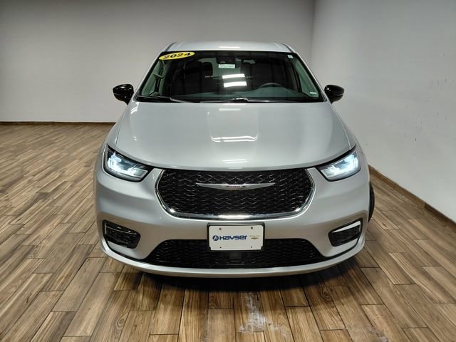 Used 2024 Chrysler Pacifica Touring-L image 19