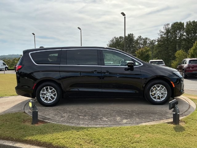 New 2027 Chrysler Pacifica Select FWD image 8