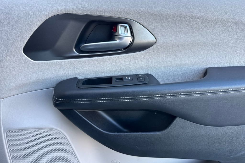 Used 2024 Chrysler Pacifica Touring-L image 27