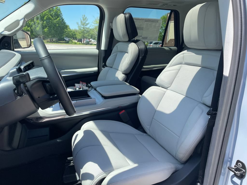 New 2026 Lincoln Navigator Reserve w/ Jet Appearance Package AWD/4WD image 9
