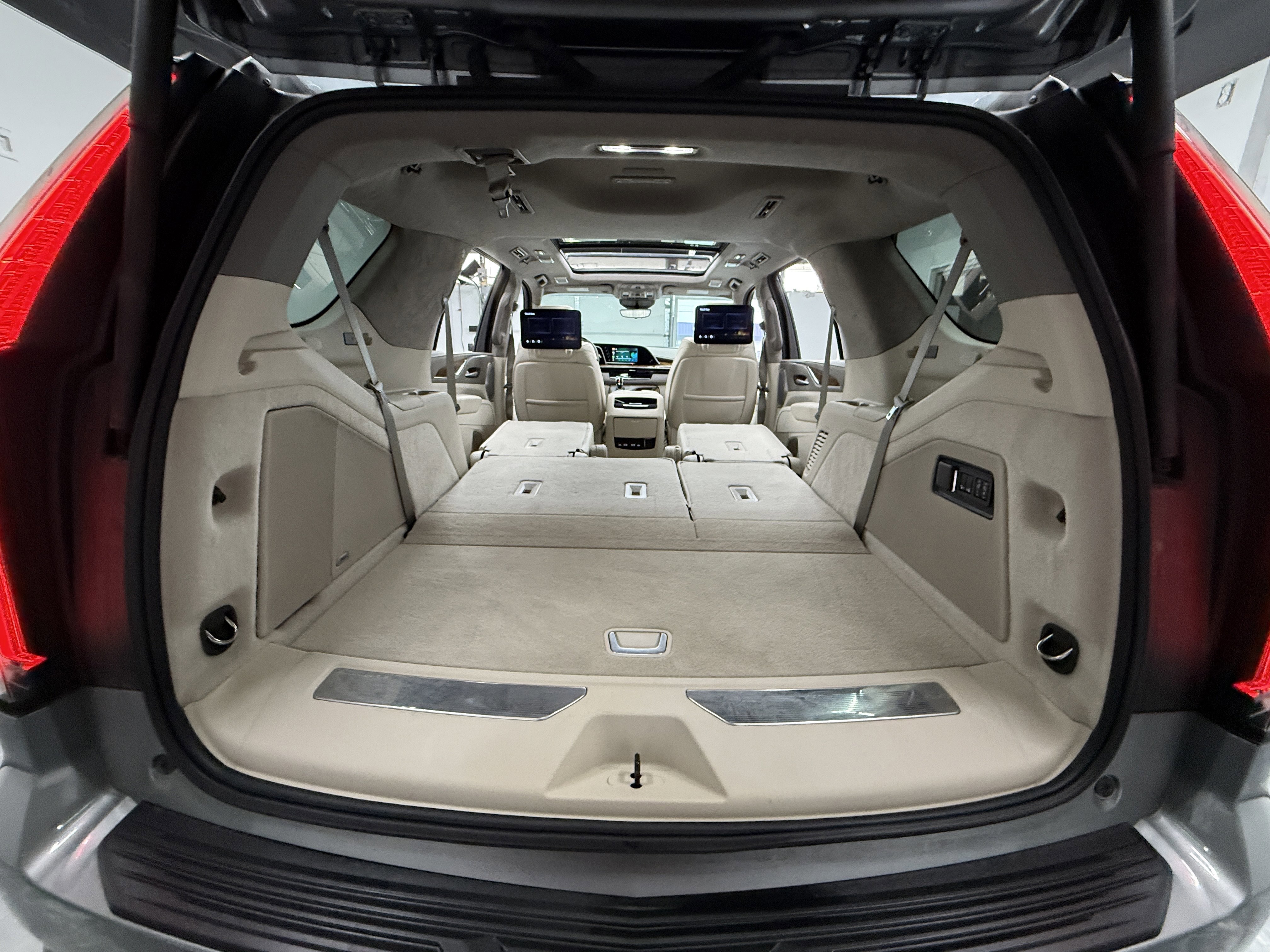 Used 2024 Cadillac Escalade Sport Platinum image 13