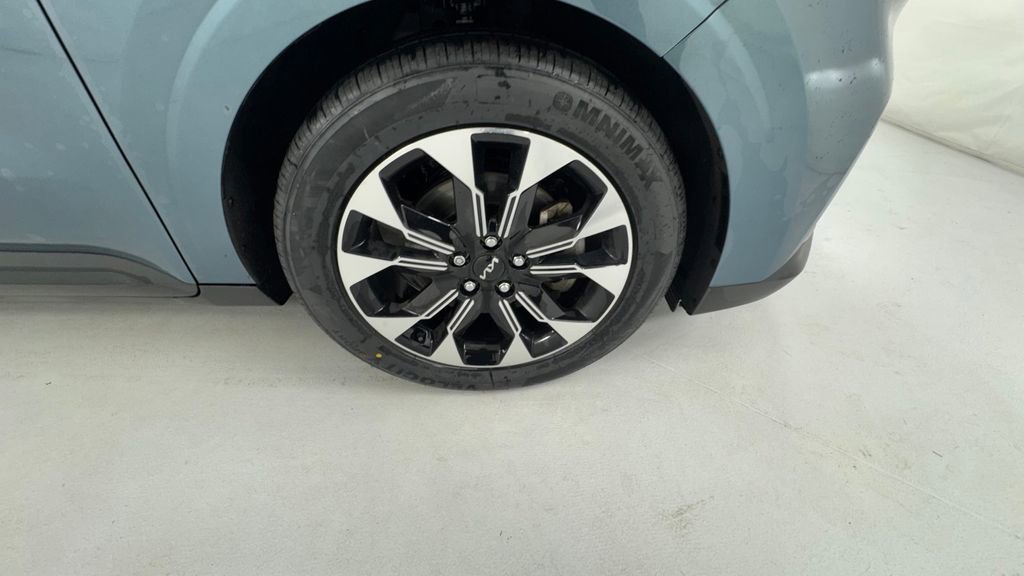 Used 2024 Kia Carnival EX FWD image 9