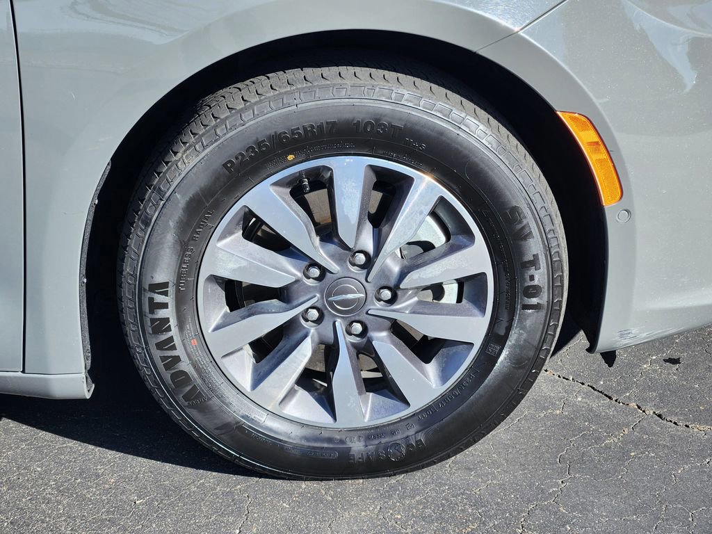 Used 2021 Chrysler Pacifica Touring-L image 6