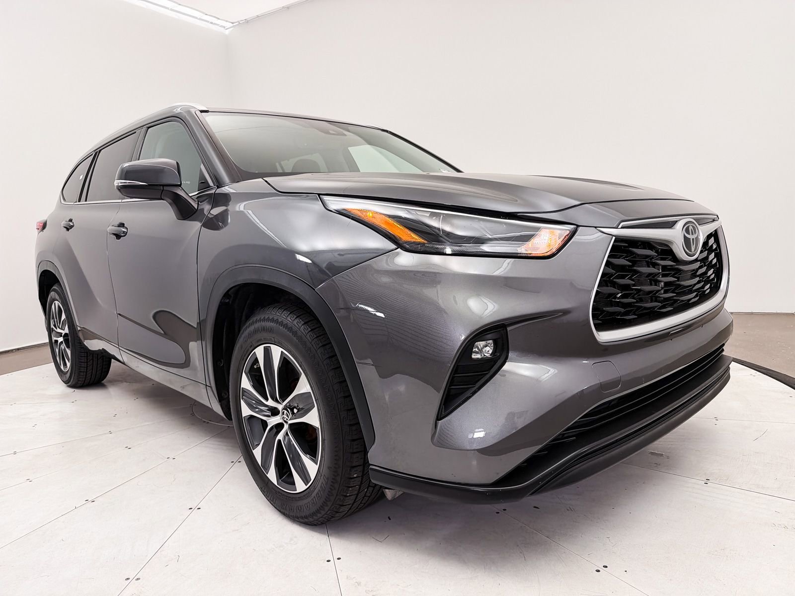 Used 2022 Toyota Highlander XLE FWD image 9