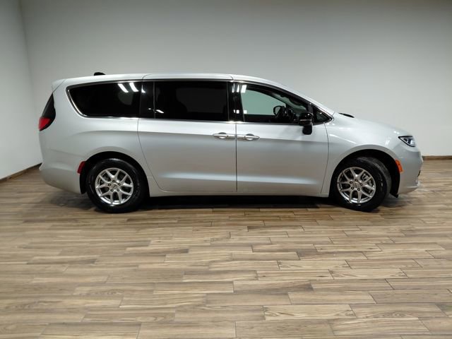 Used 2024 Chrysler Pacifica Touring-L image 20