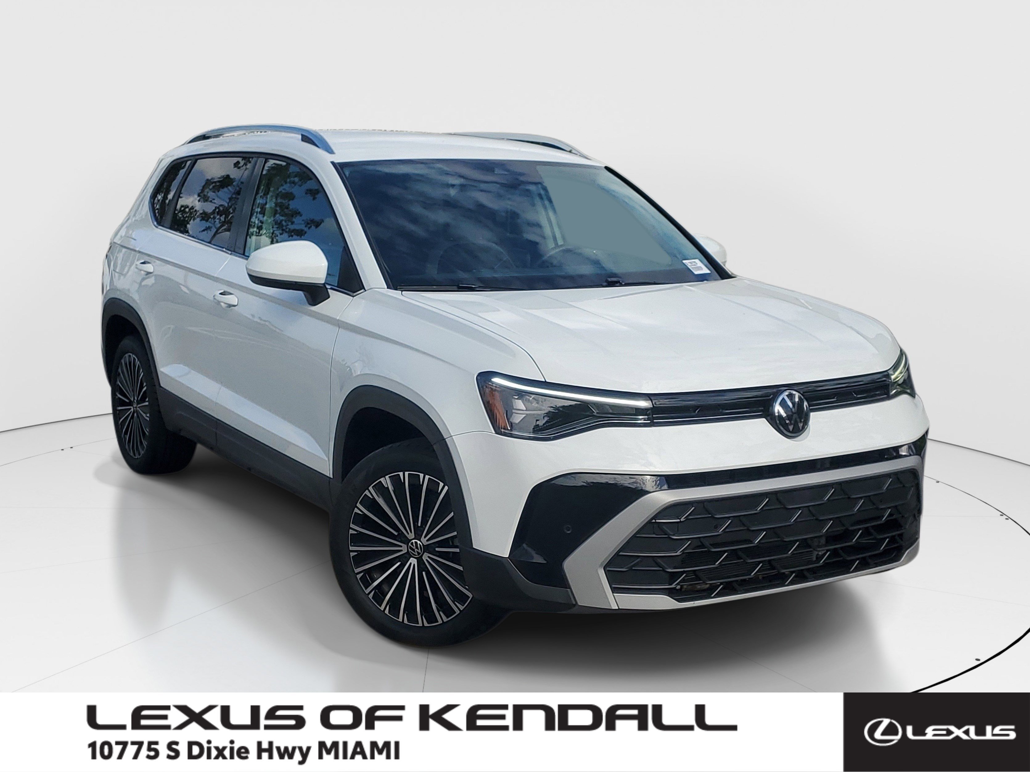 Used 2025 Volkswagen Taos SE FWD image 1