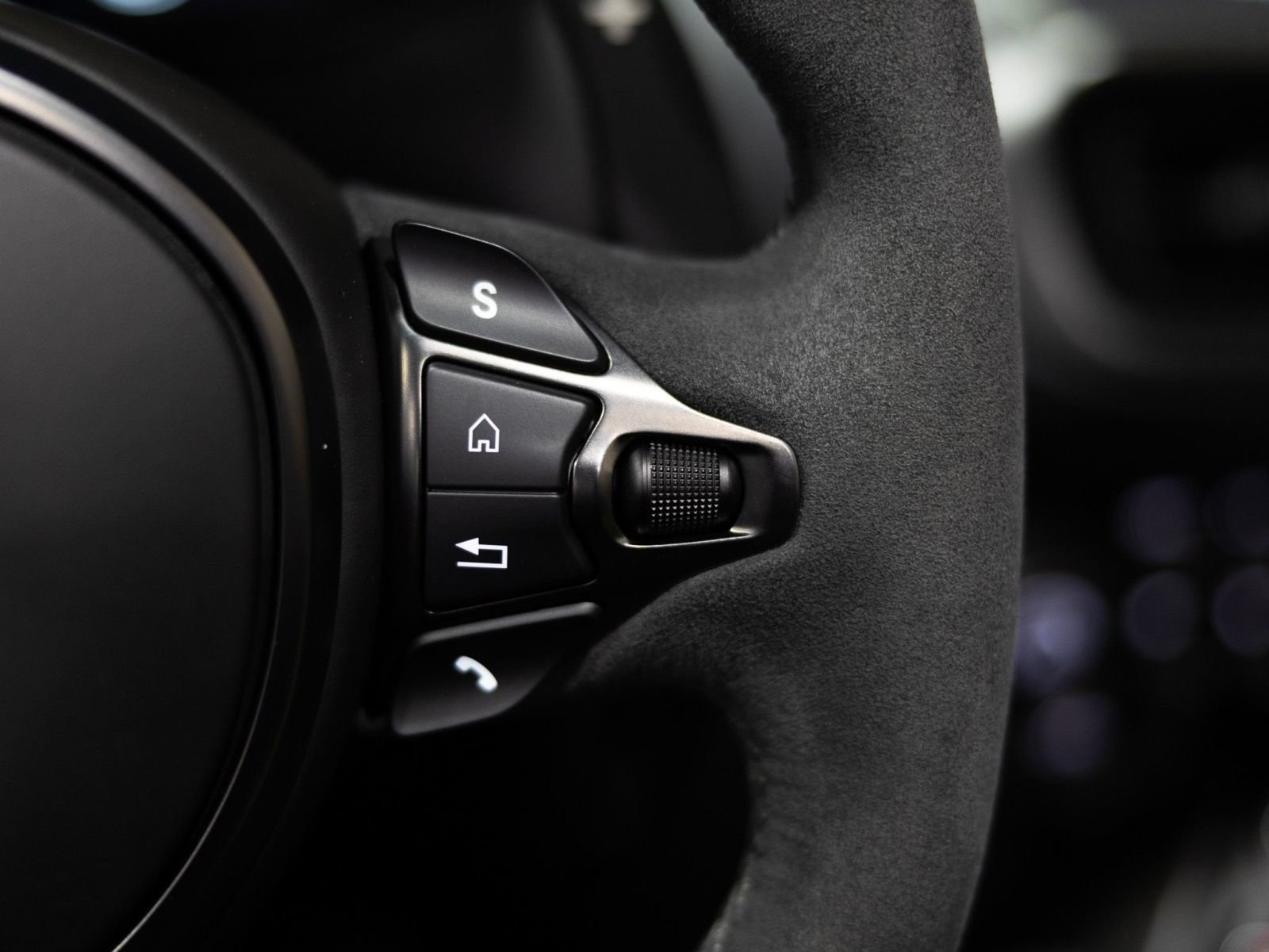 Used 2023 Aston Martin V8 Vantage Roadster RWD image 49