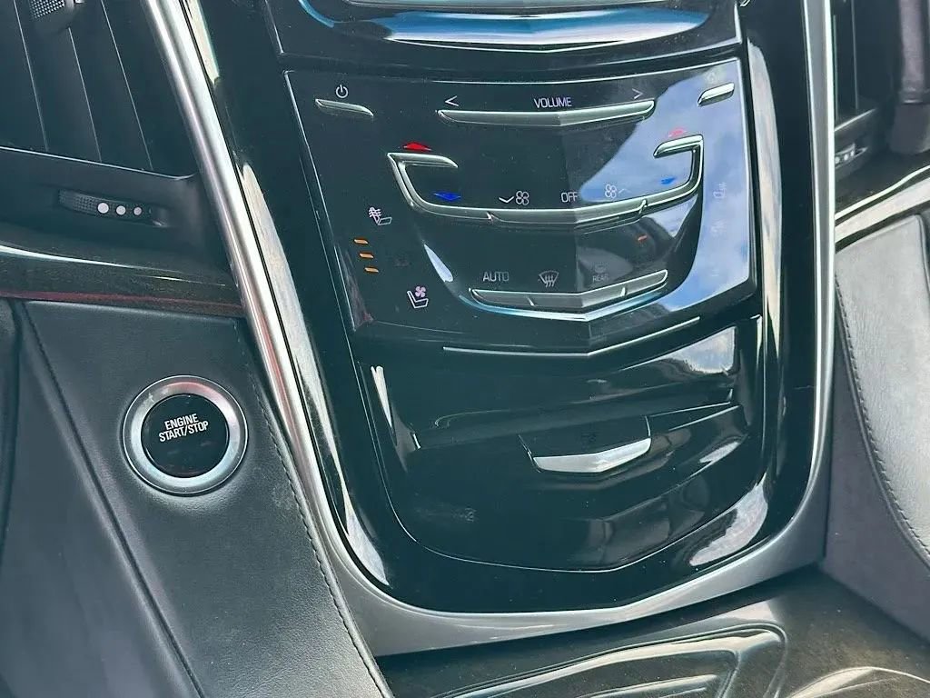 Used 2020 Cadillac Escalade Platinum image 27