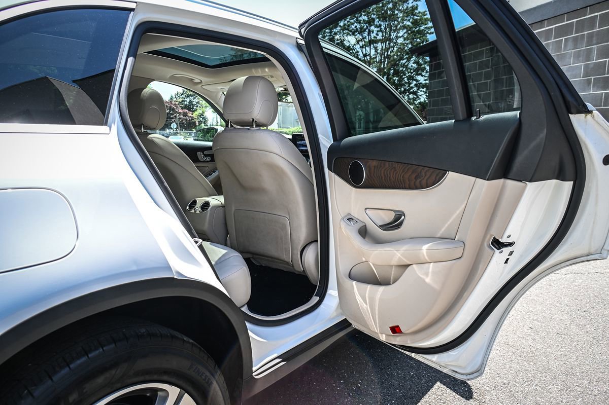 Used 2019 Mercedes-Benz GLC 300 4MATIC w/ Premium Package image 14