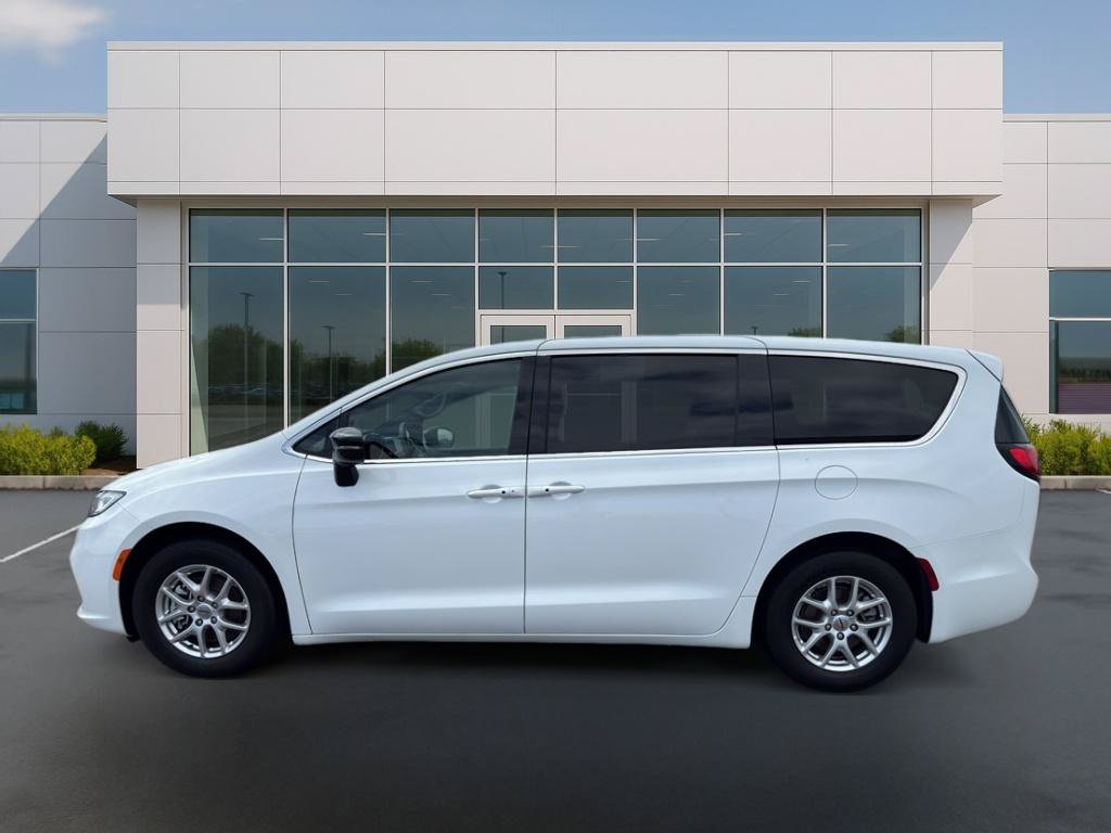 Used 2025 Chrysler Pacifica Select FWD image 2