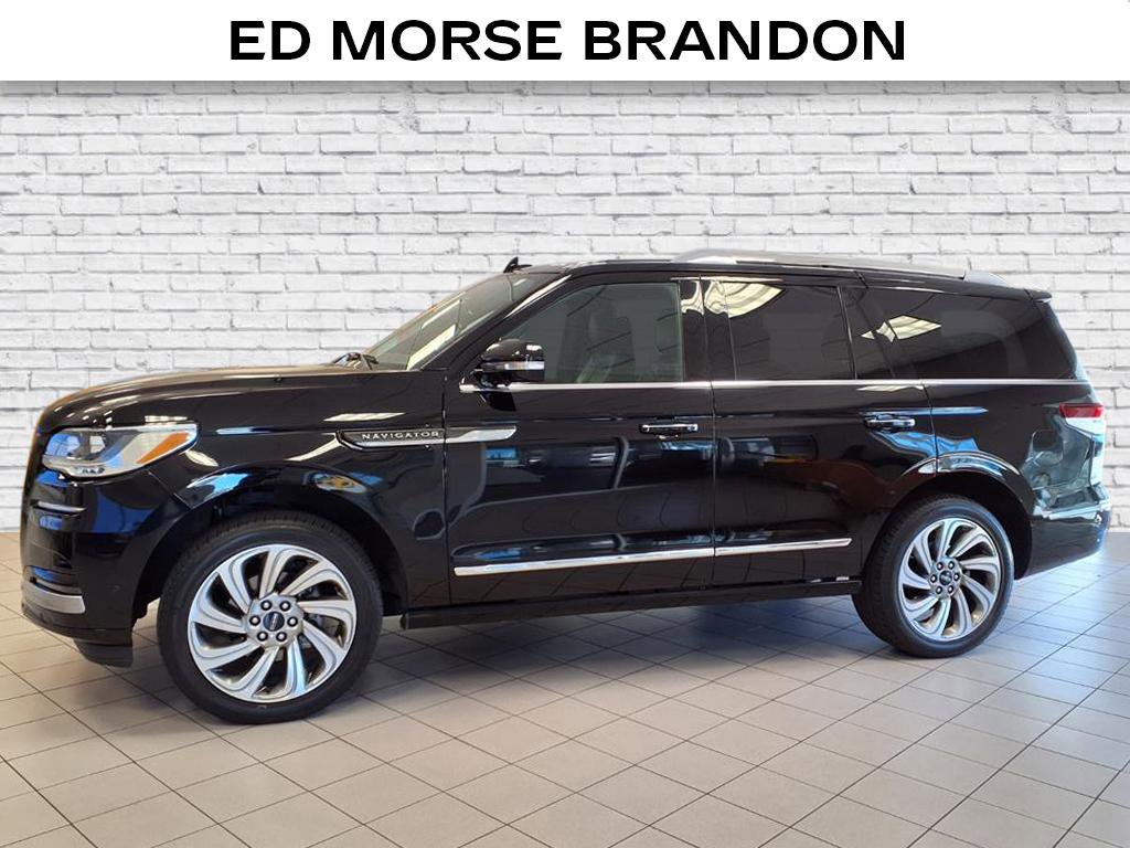 Used 2023 Lincoln Navigator Reserve image 2