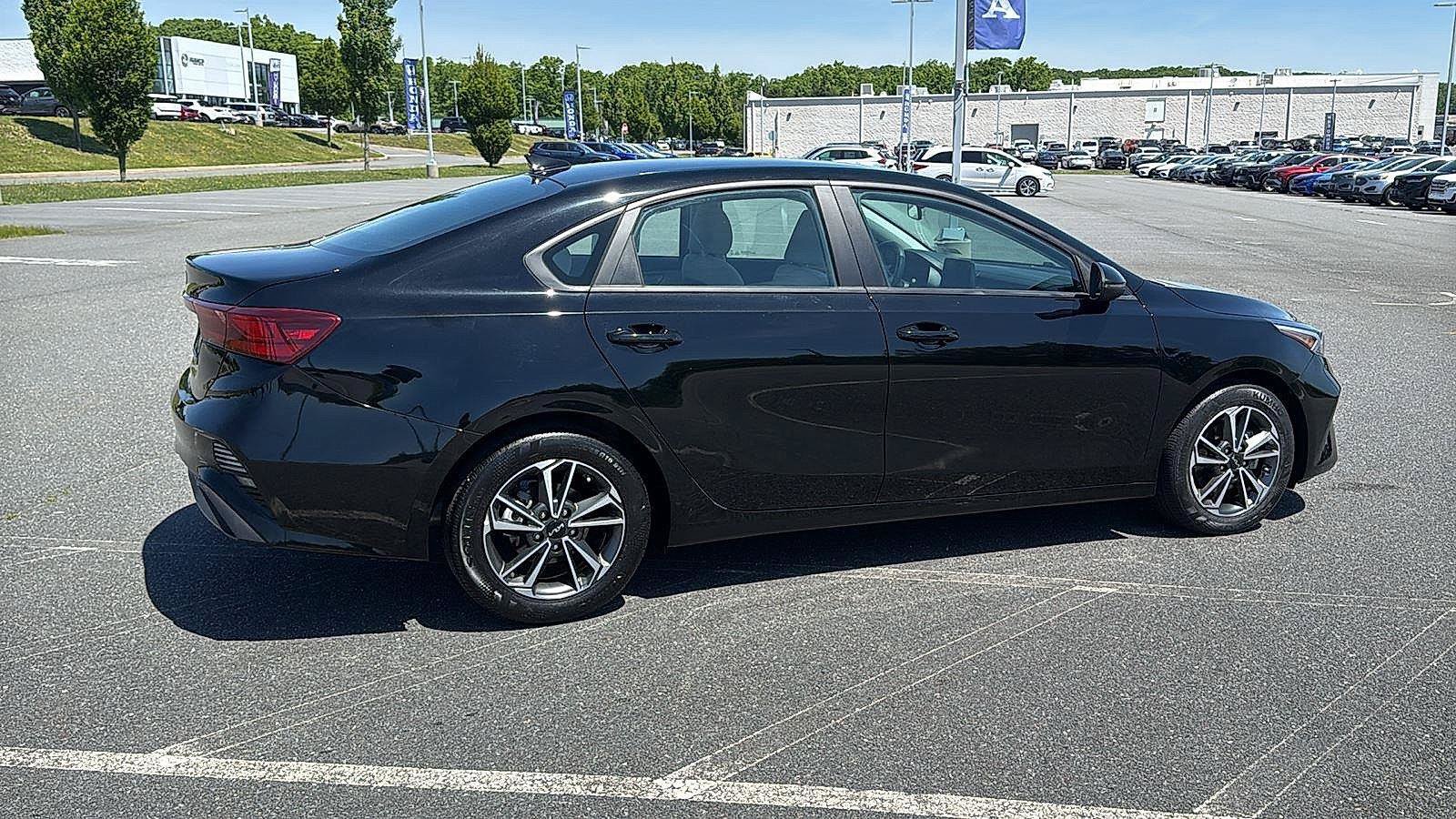 Used 2023 Kia Forte LXS w/ LXS Technology Package FWD image 4