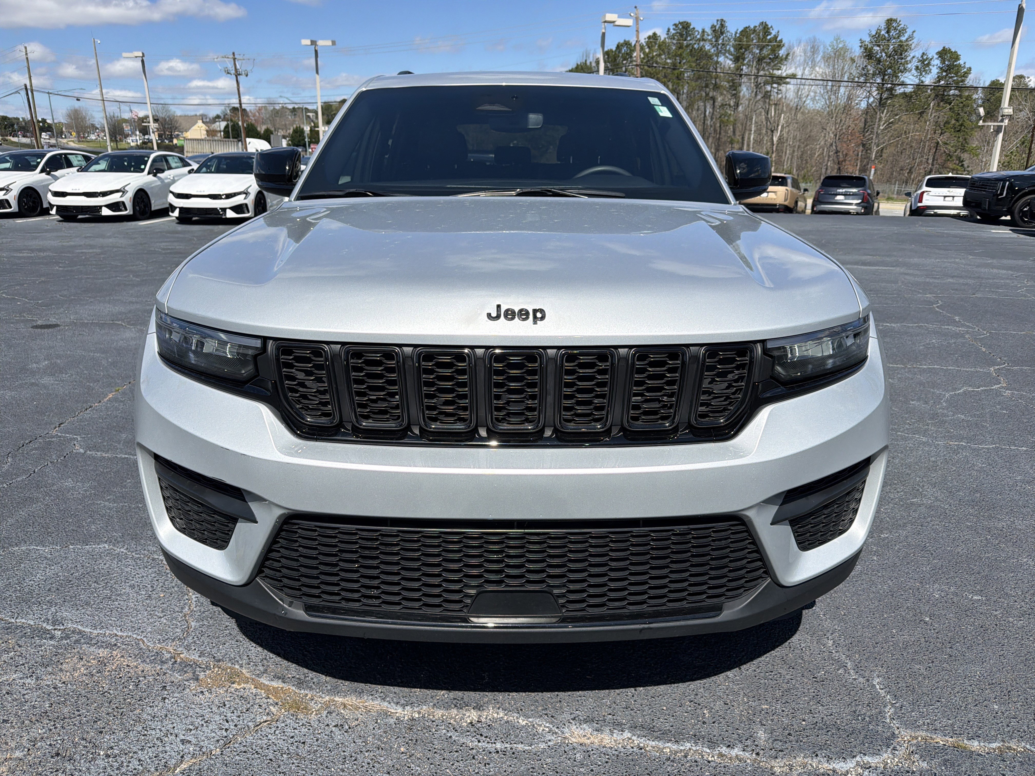 Used 2023 Jeep Grand Cherokee Altitude AWD/4WD image 4