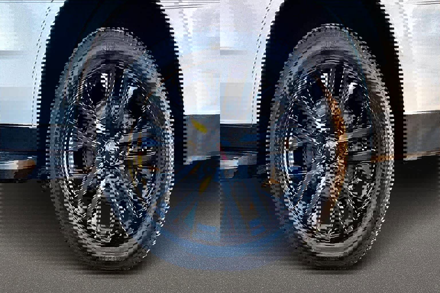 Used 2023 GMC Yukon SLE image 43