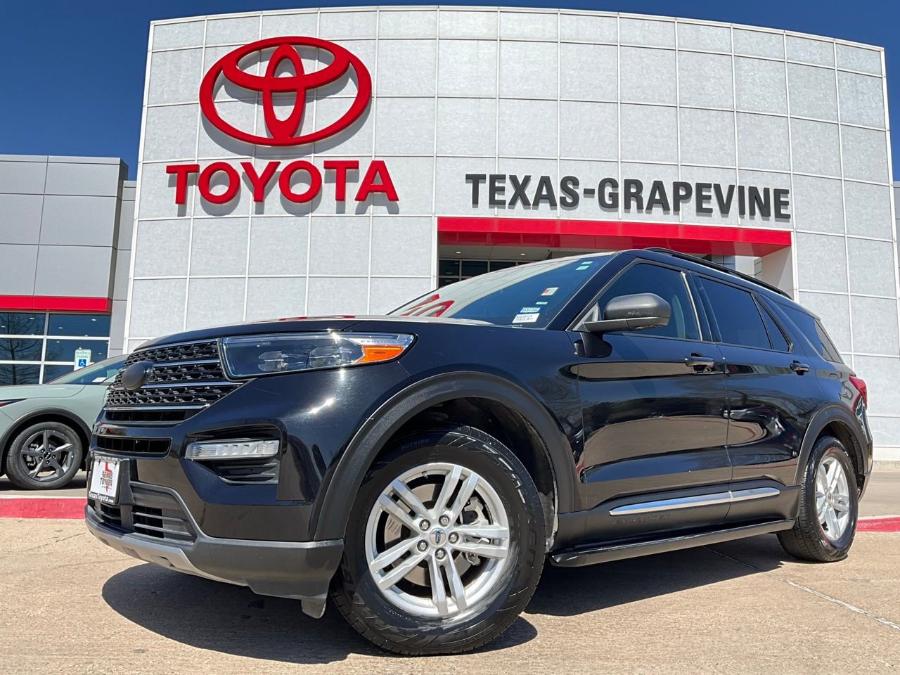 Used 2021 Ford Explorer XLT w/ Equipment Group 202A image 2