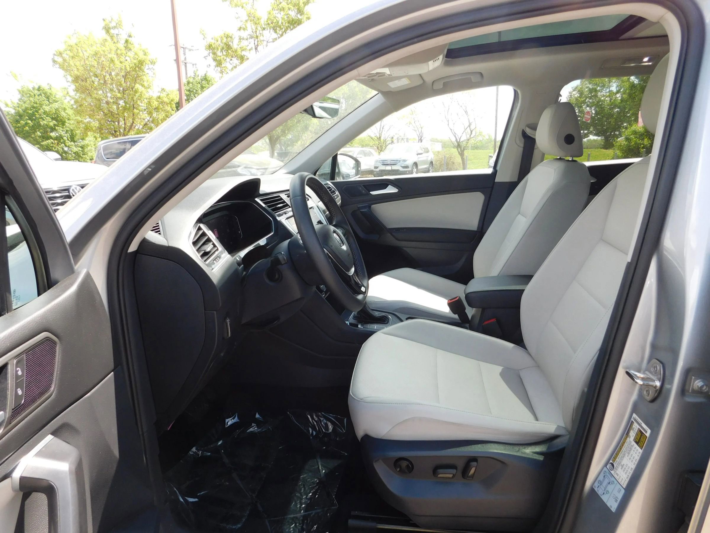 Used 2021 Volkswagen Tiguan SEL FWD image 17