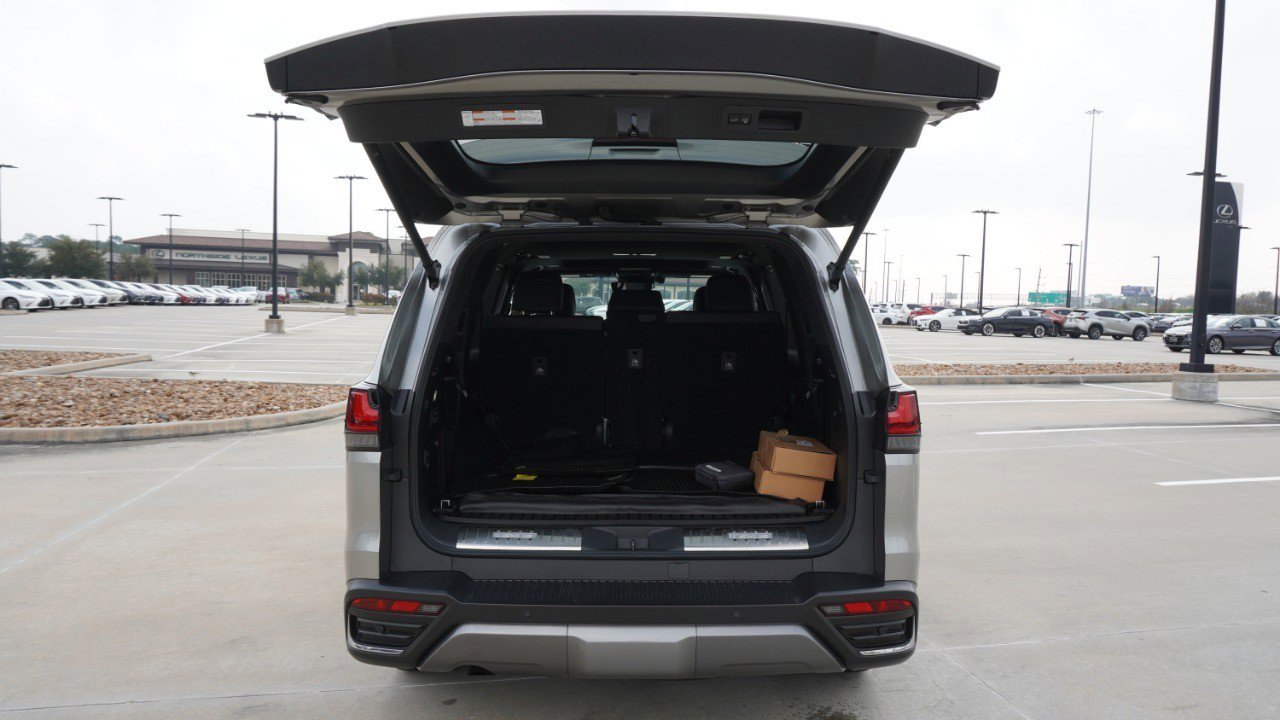 Used 2024 Lexus LX 600 4WD w/ Luxury Package image 40