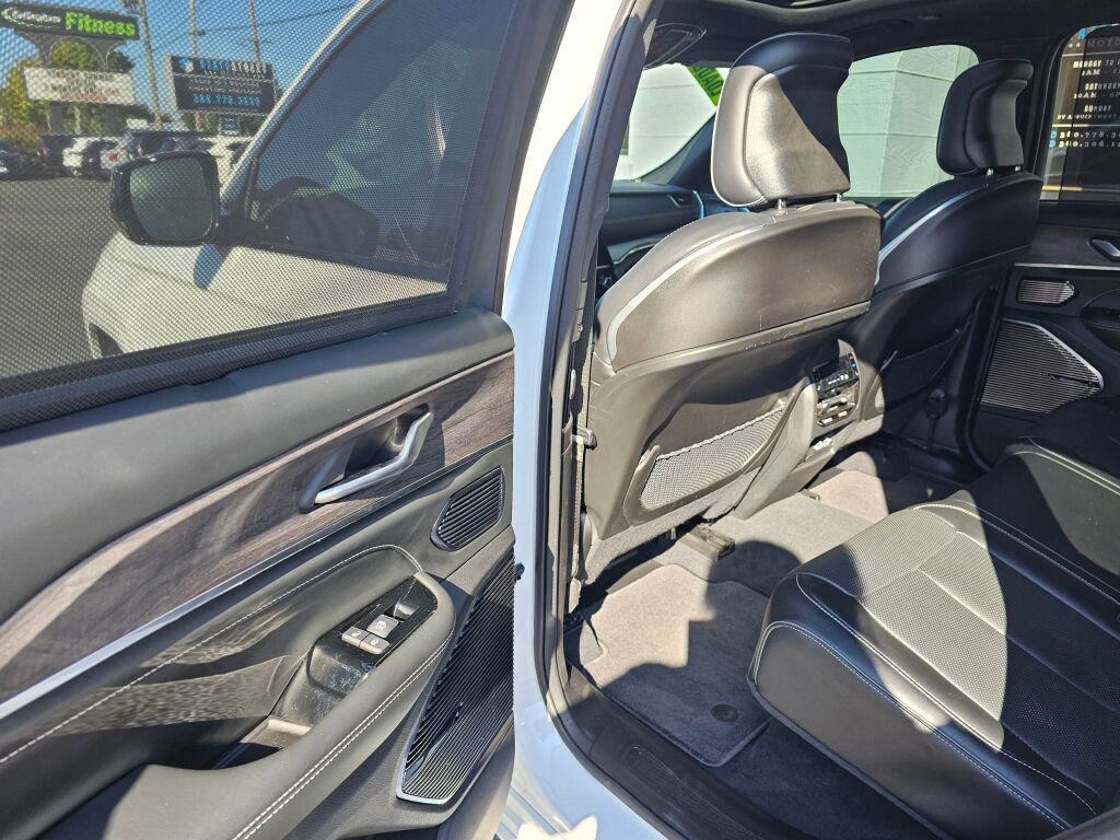 Used 2024 Jeep Grand Cherokee Overland w/ Advanced Protech Group III image 13