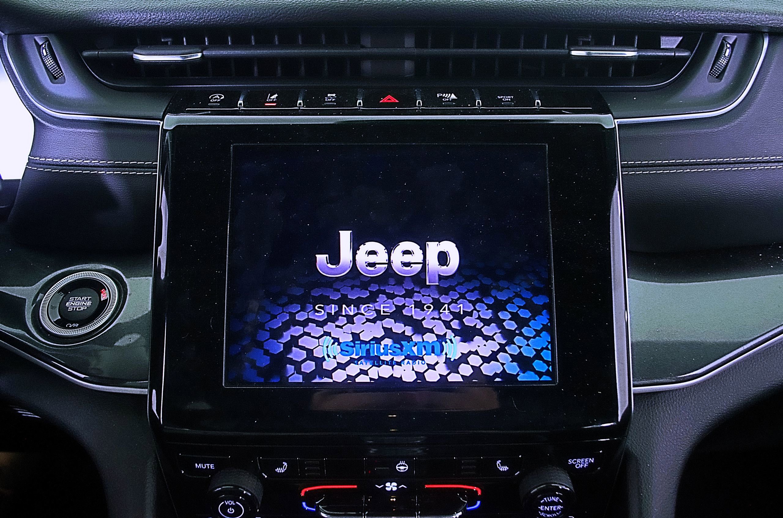 Used 2021 Jeep Grand Cherokee L Laredo image 27