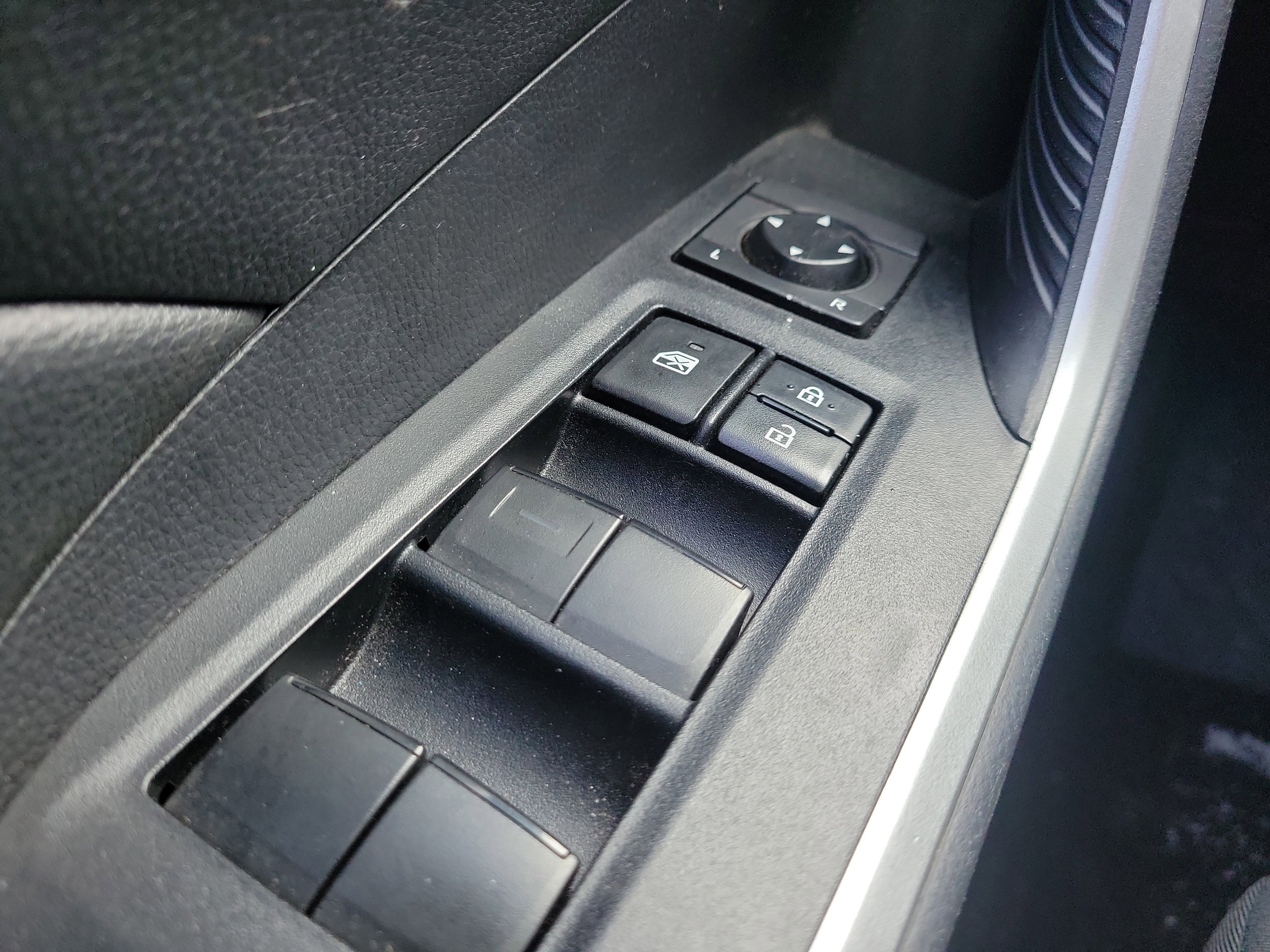 Used 2020 Toyota RAV4 LE image 16