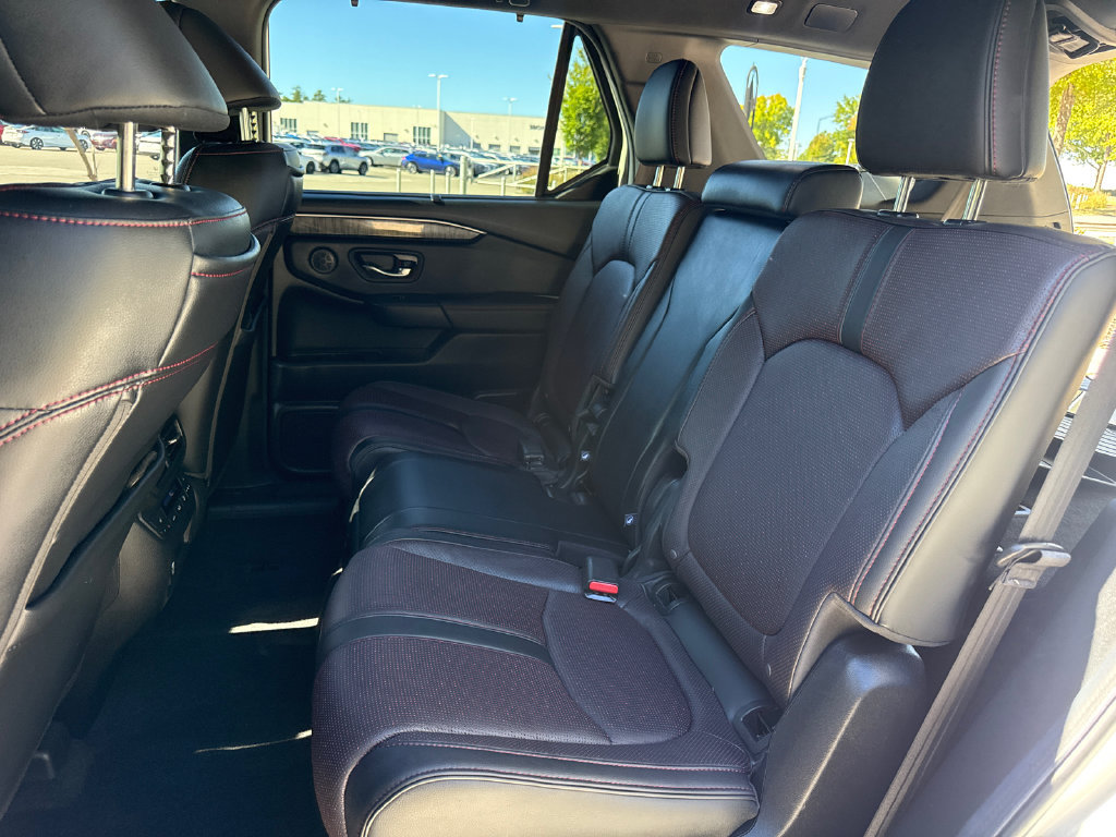 Certified 2025 Honda Pilot Black Edition image 32