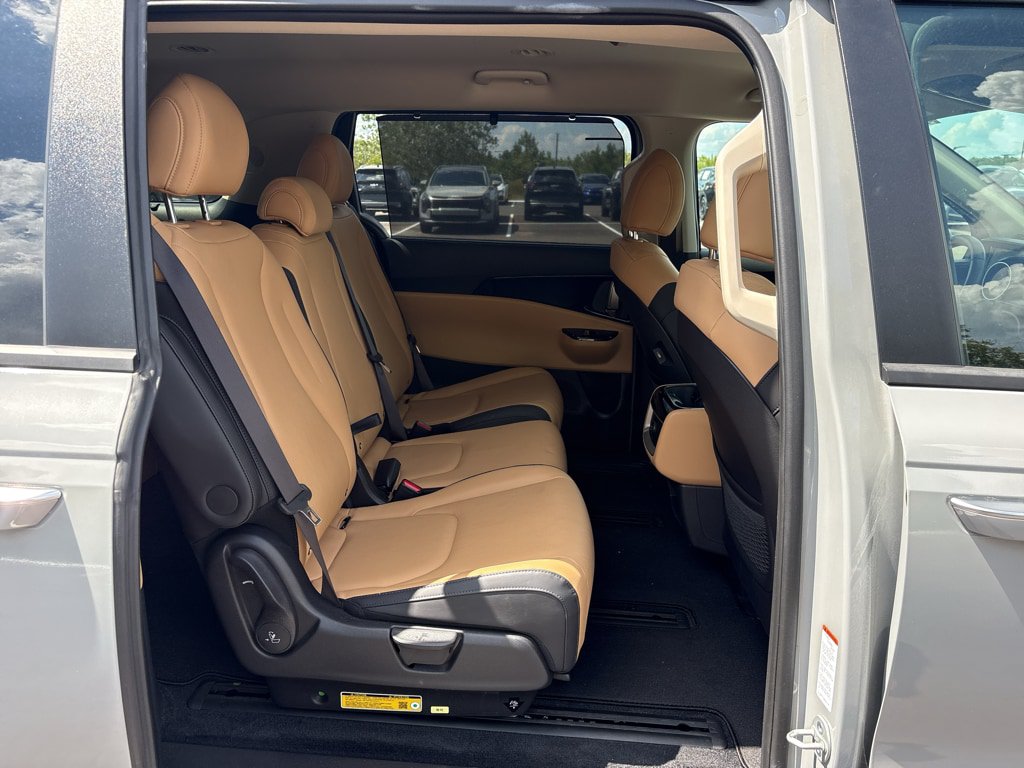 Used 2024 Kia Carnival EX FWD image 22