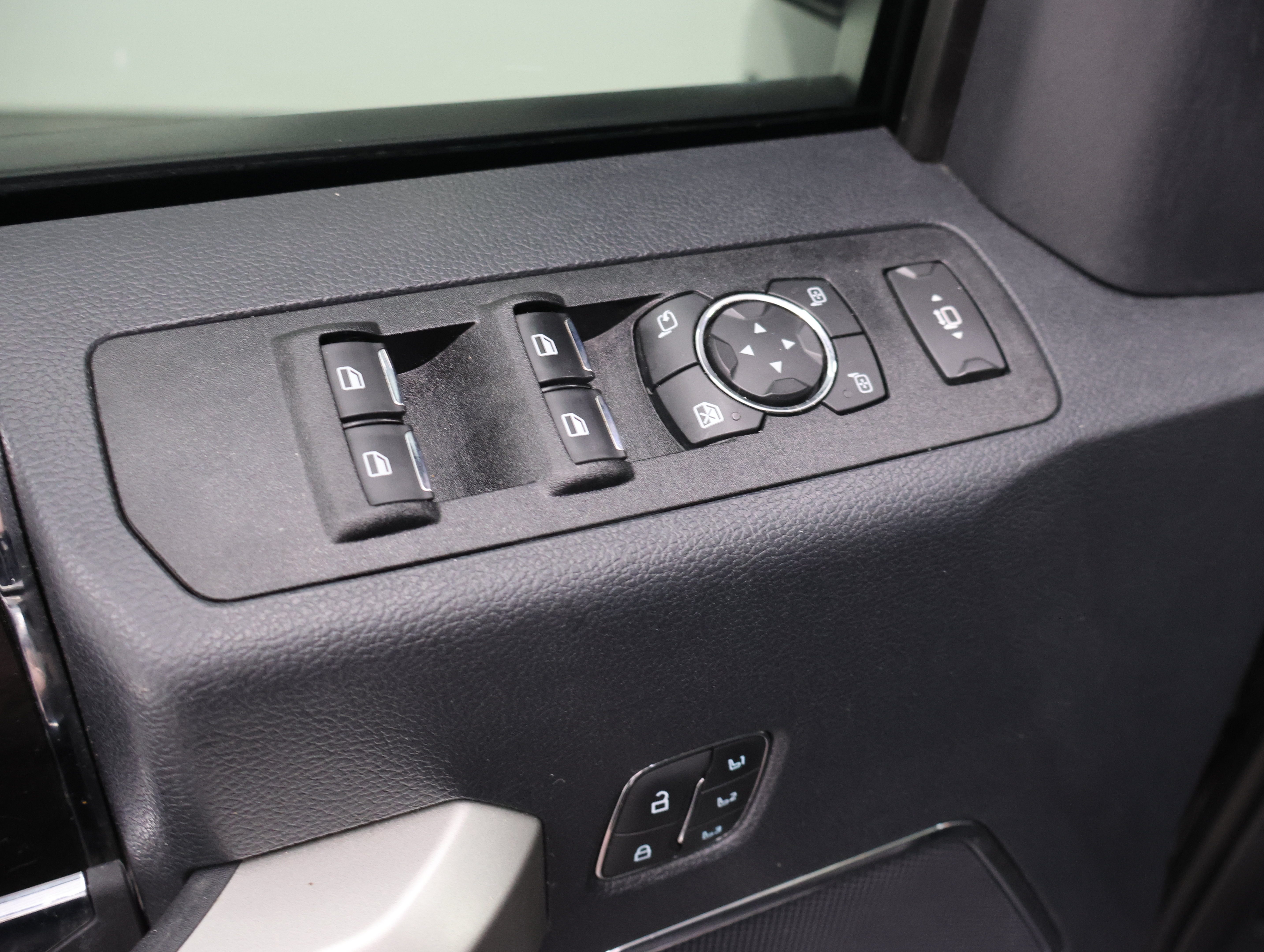 Used 2022 Ford F250 Lariat w/ Black Appearance Package AWD/4WD image 41