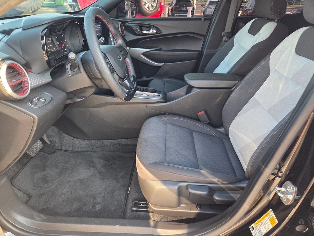 Used 2024 Chevrolet Trax RS FWD image 4
