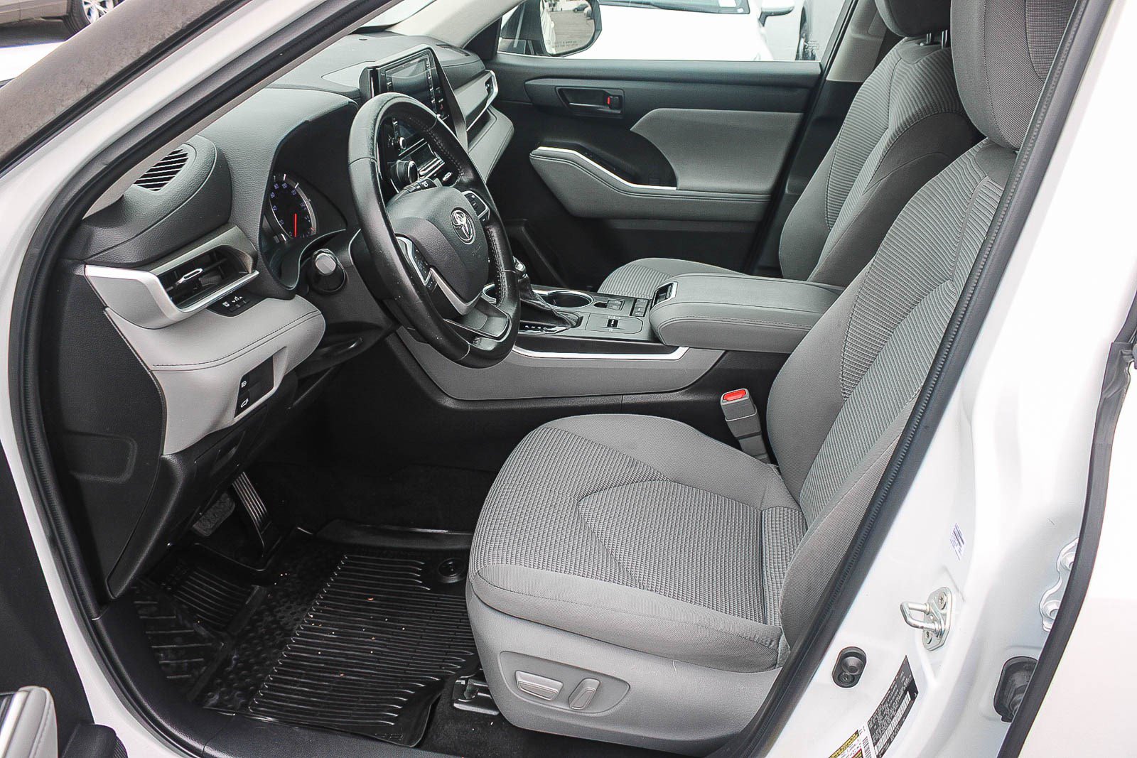 Used 2022 Toyota Highlander LE FWD image 18