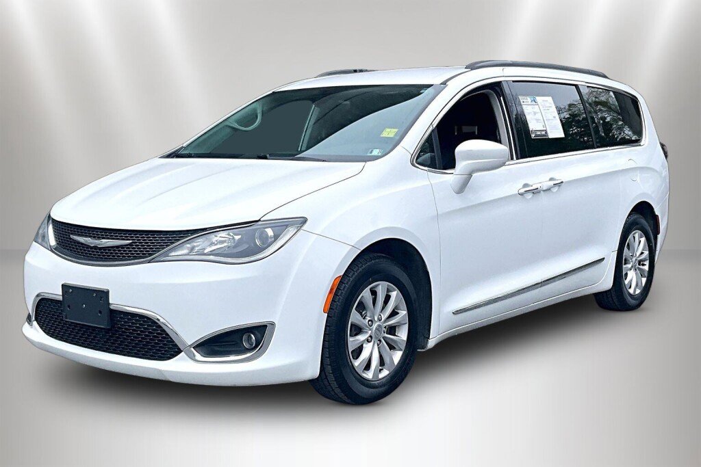 Used 2017 Chrysler Pacifica Touring-L FWD image 3