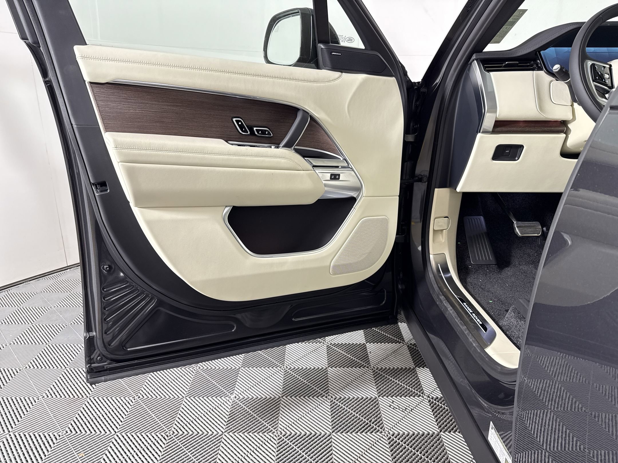 New 2026 Land Rover Range Rover SE AWD/4WD image 17