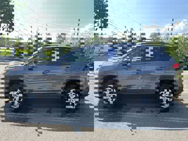 Used 2022 Toyota RAV4 LE AWD/4WD image 2